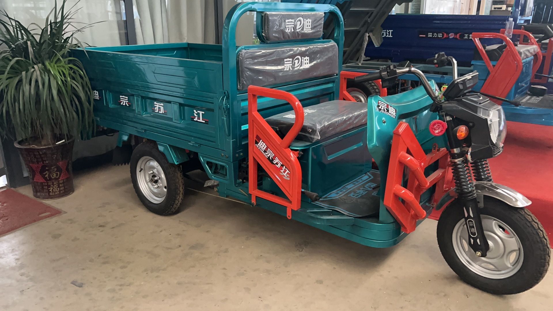 Electric cargo three-wheelers